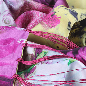 The detailed picture of Long Fringed Silk Scarves Silk Scarf Painting 